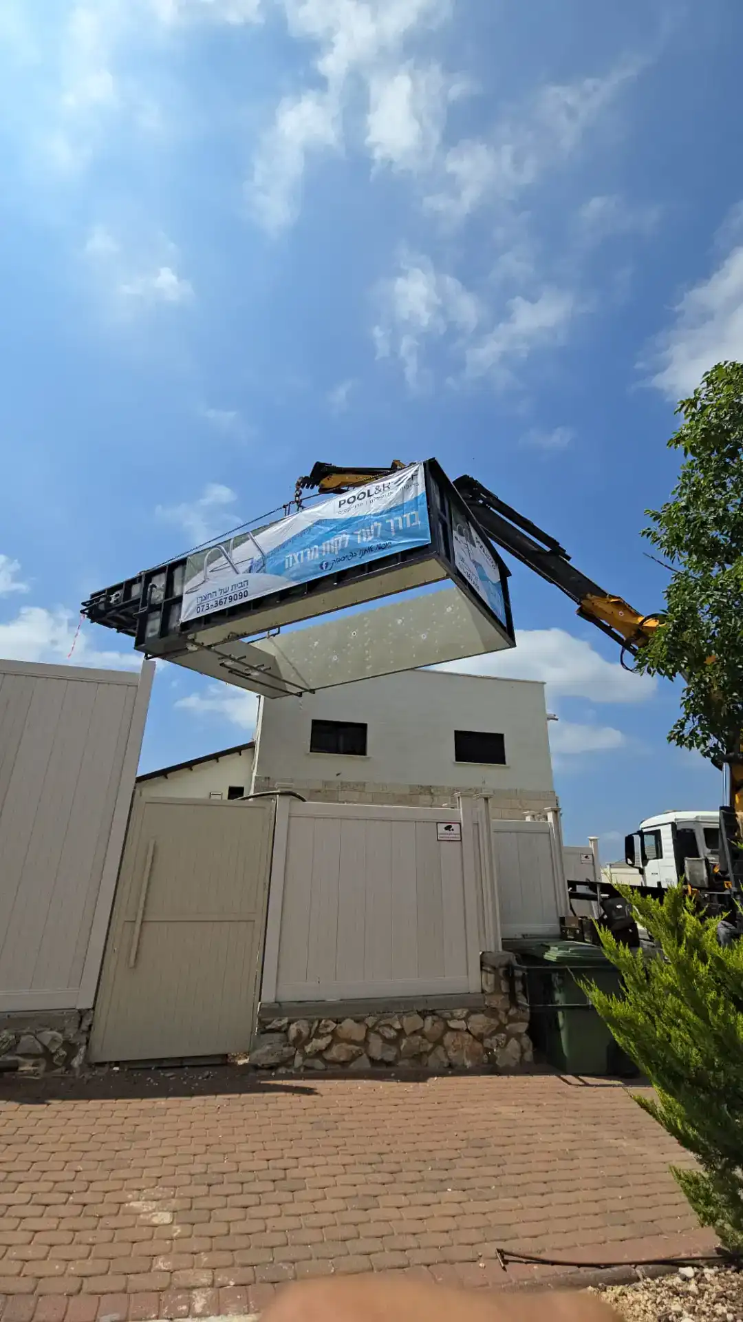 בריכת שחייה ניידת על משאית עם שמיים בהירים ועננים, מוכנ.
